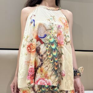 Yếm hở vai điệu đà